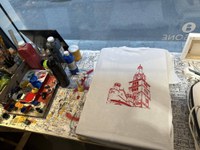 We never make the same impression” realizza una t-shirt personalizzata con l’uso di timbri