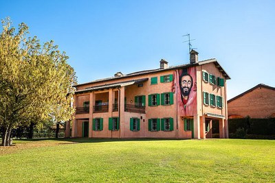 Reserve your ticket to the Luciano Pavarotti house and museum