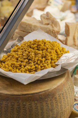 Vassoio di tortellini su forma di Parmigiano, ph. Tagini.jpg
