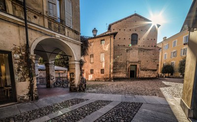 Passeggiando tra le più belle piazze di Modena