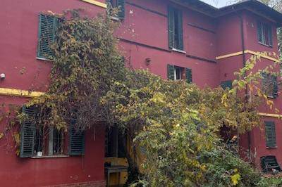 Rose gardens, frescoes and ceramics: the enchantment of Villa Buontempo - A journey among villas and castles