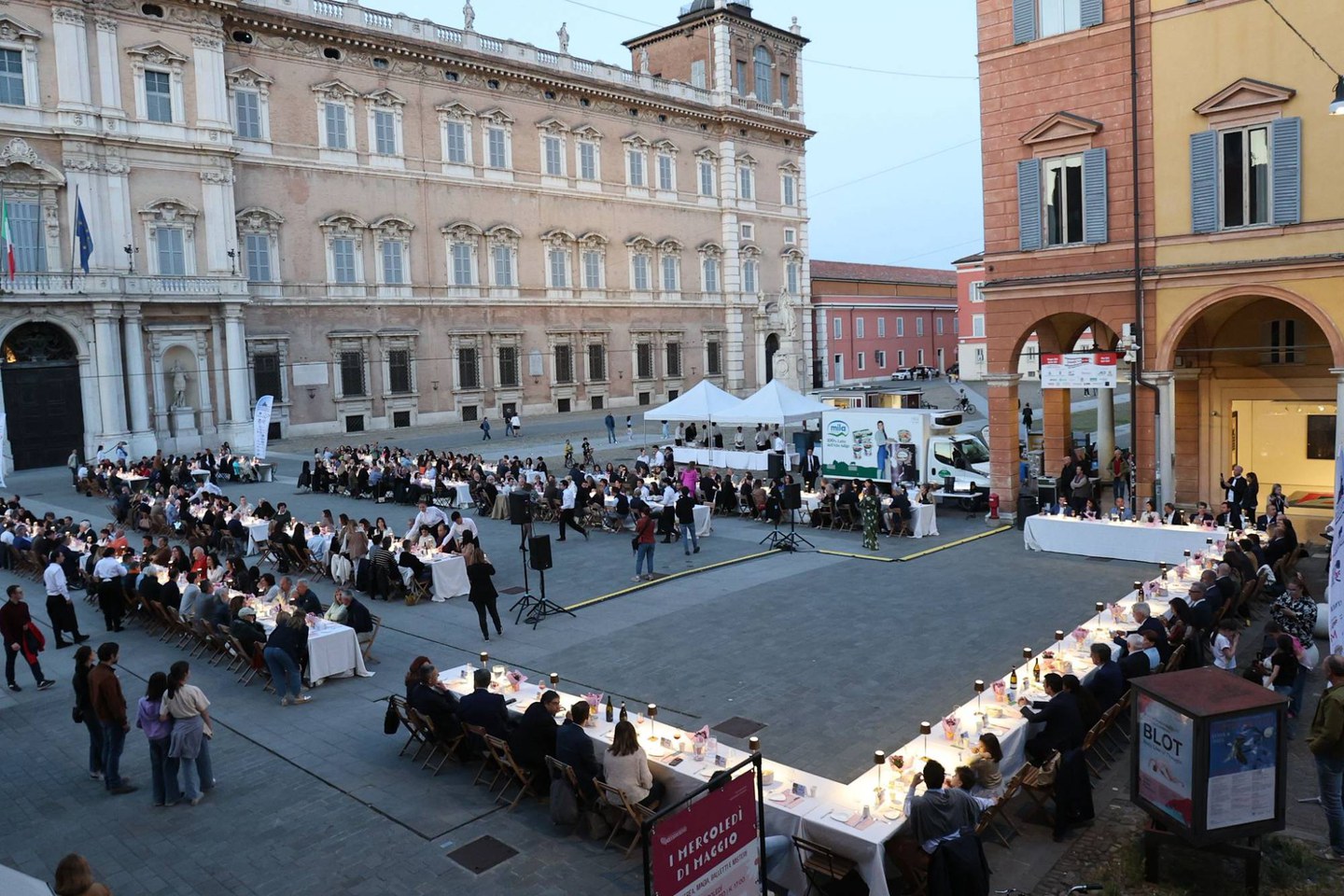 A cena in Piazza Roma