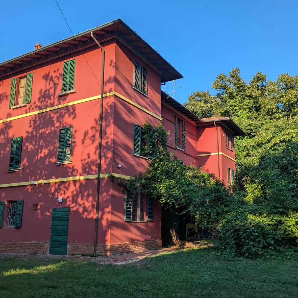 Roseti, affreschi e ceramiche: l’Incanto di Villa Buontempo - Alla scoperta di Ville e Castelli