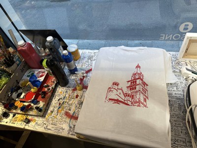 We never make the same impression” realizza una t-shirt personalizzata con l’uso di timbri