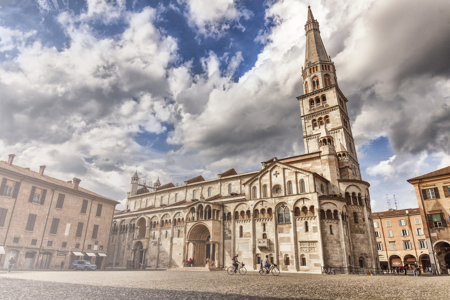 Modena , Duomo, cielo con nuvole, ph. Nacchio Brothers.jpg