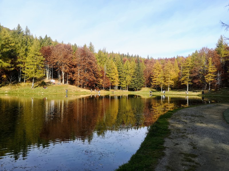 Il Lago della Ninfa a Sestola  e Il Parco Regionale dei Sassi di Roccamalatina