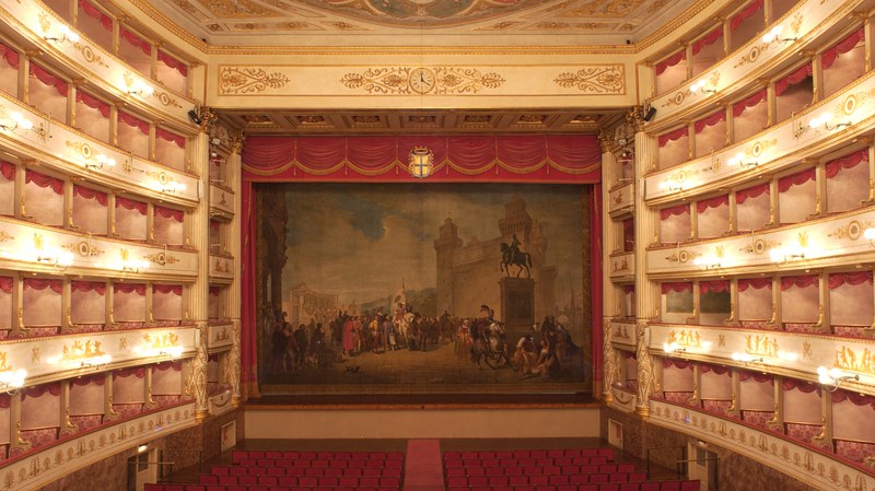 Il Teatro Comunale e la Statua dedicata a Pavarotti
