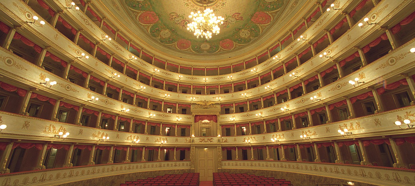 teatro comunale luciano pavarotti (2).jpg